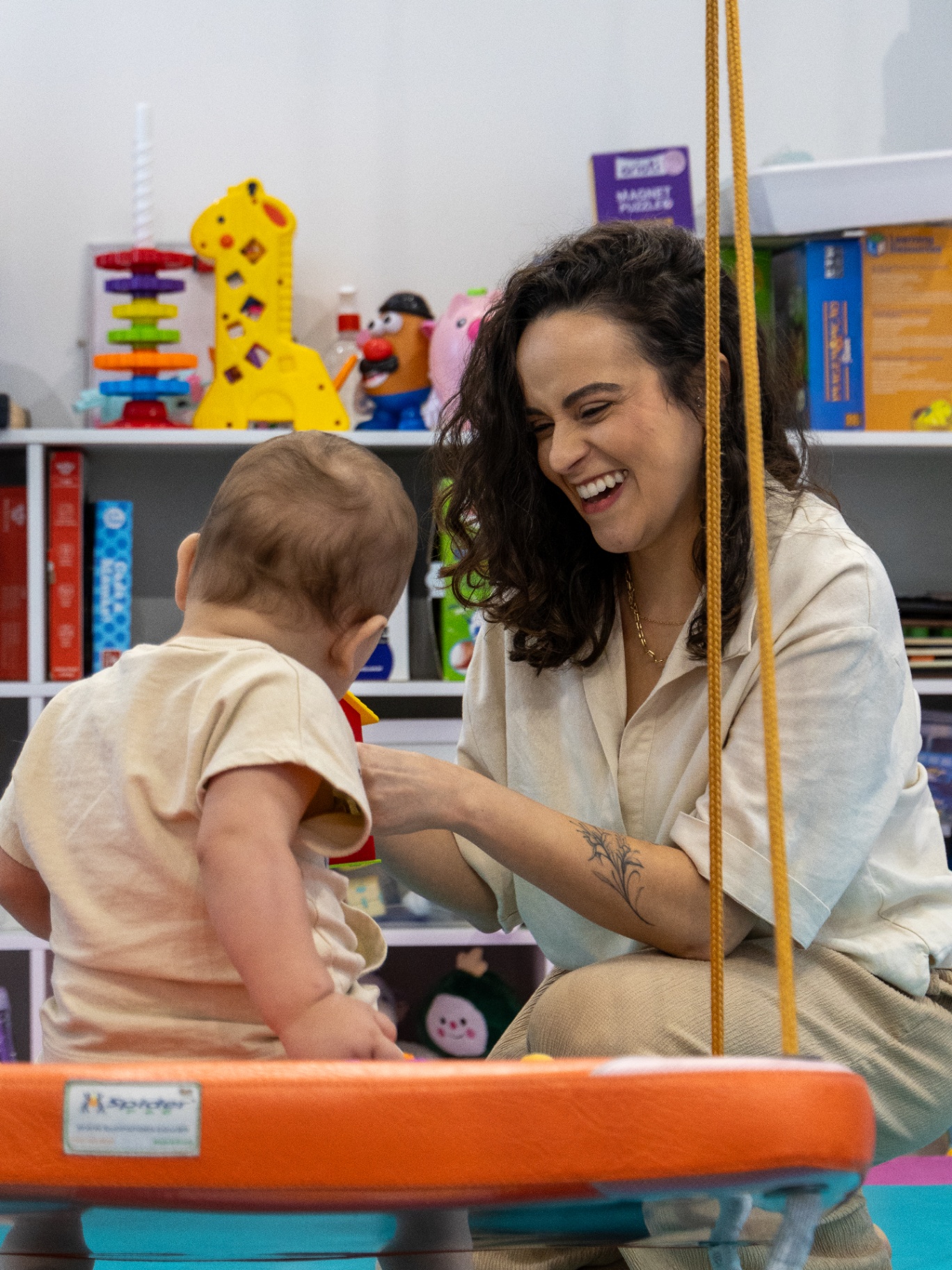 Terapia com balanço e brinquedos