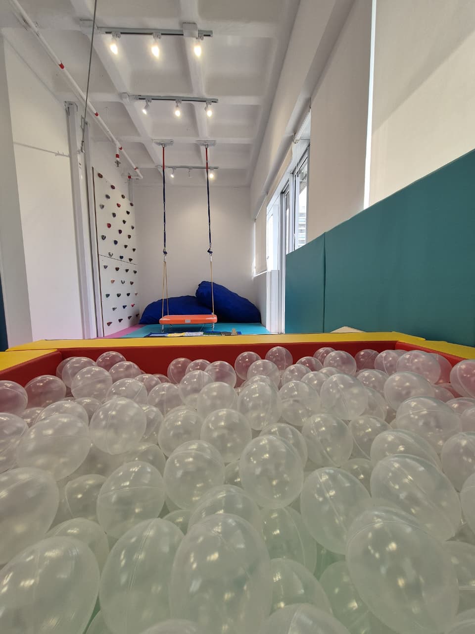 Área de integração sensorial com piscina de bolinhas