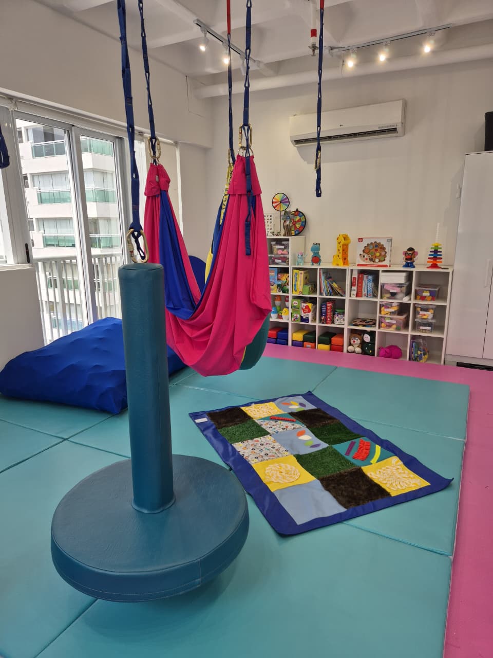 Área de terapia com tapete sensorial