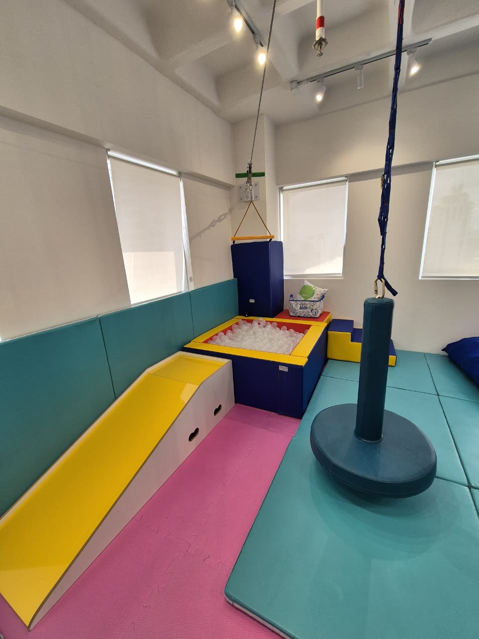 Sala com equipamentos para integração sensorial
