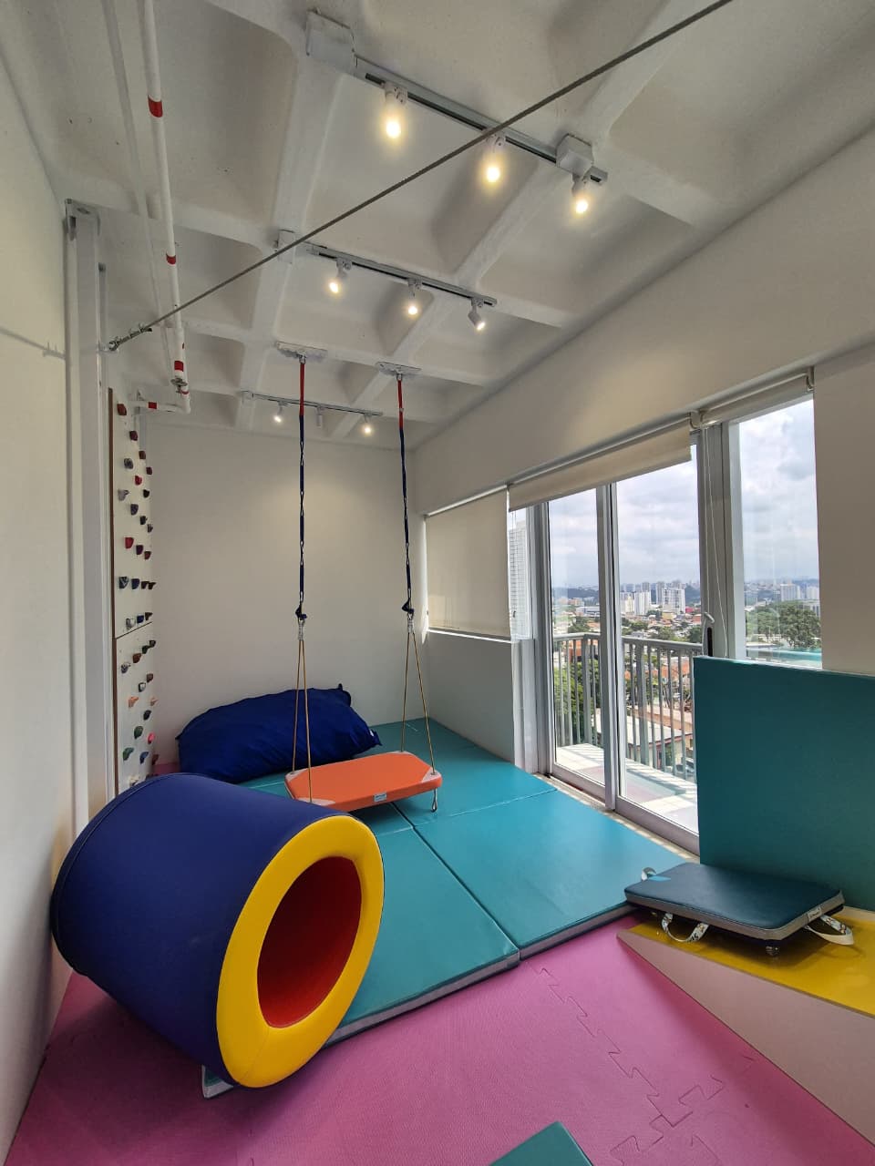 Espaço com vista panorâmica e equipamentos terapêuticos